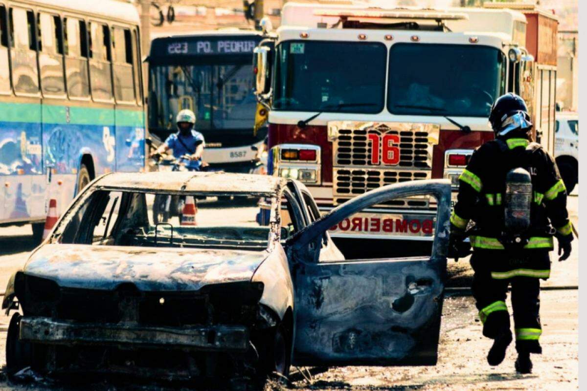 Equipes do Corpo de Bombeiros controlaram o incêndio no veículo 