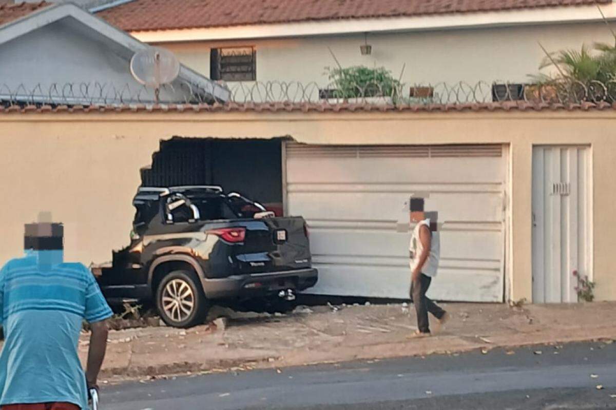 Veículo Fiat Toro praticamente dentro da residência