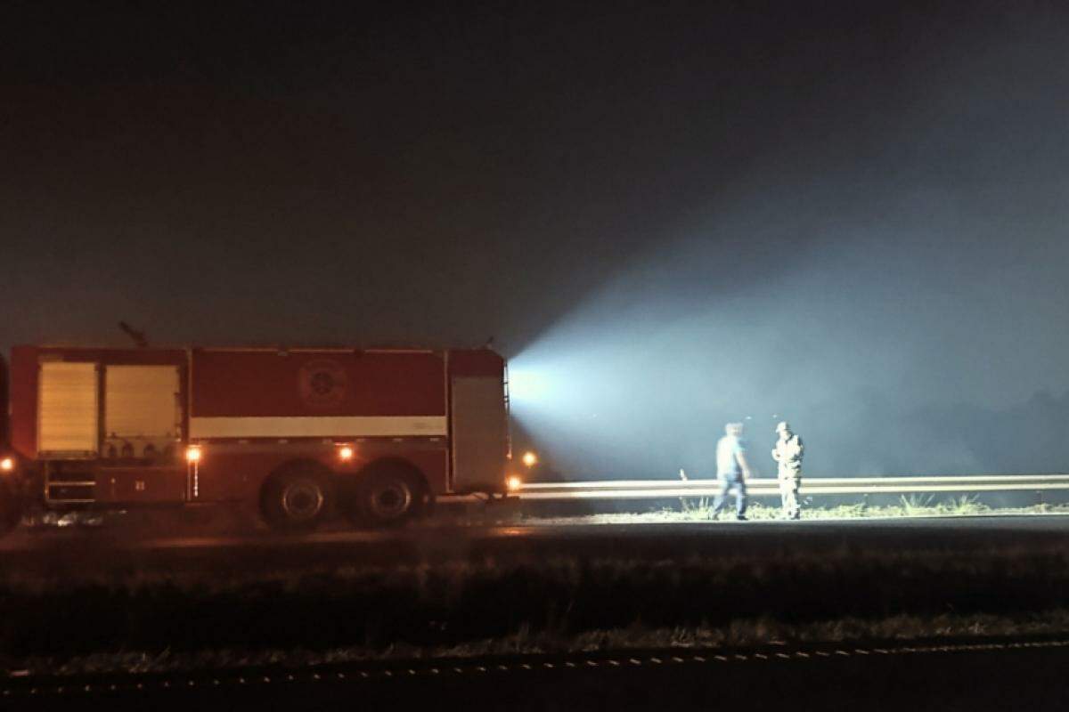 Equipes do Corpo de Bombeiros trabalharam intensamente no local 