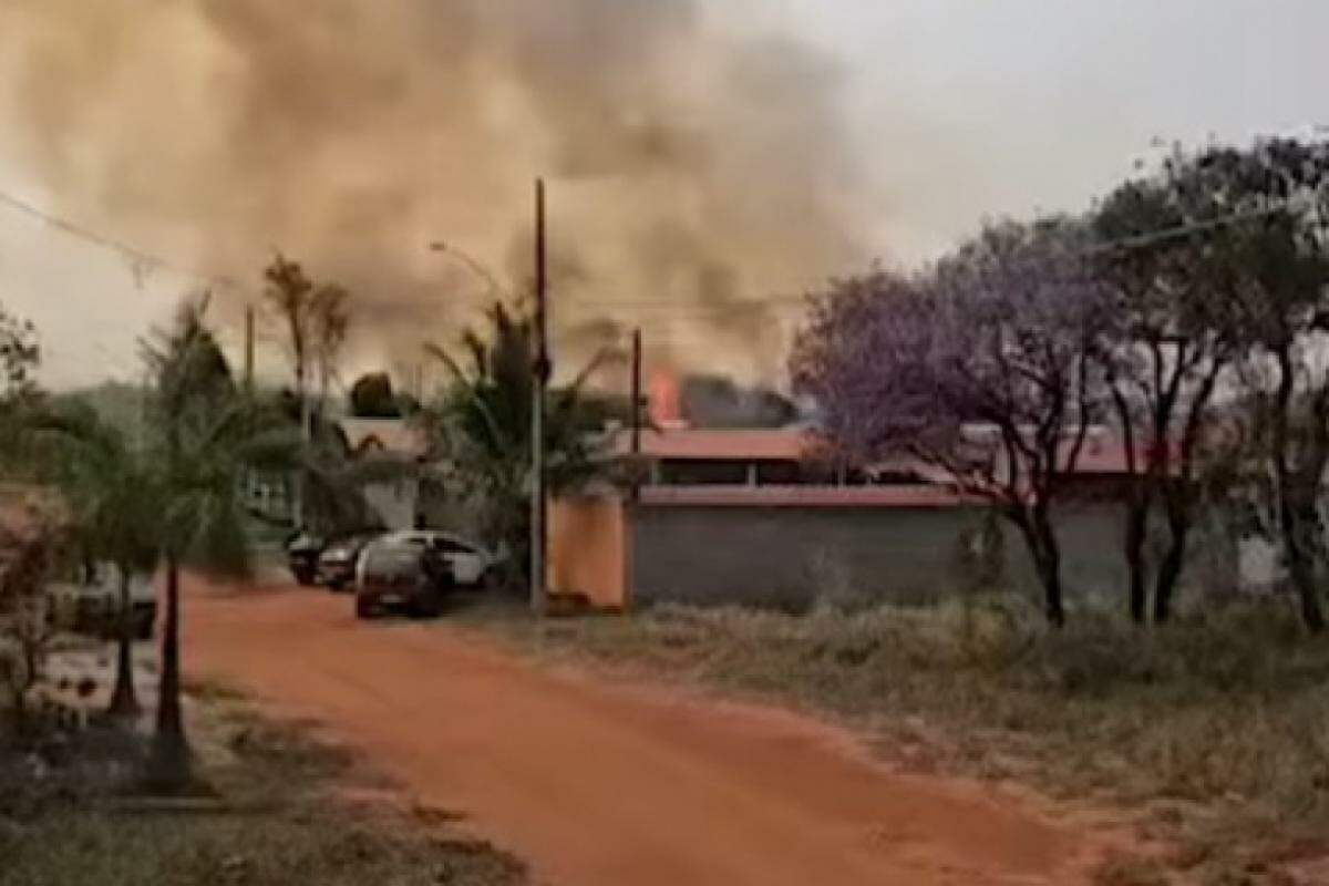 O fogo ocorre nesse momento na Alameda dos Dourados, na altura poste 9