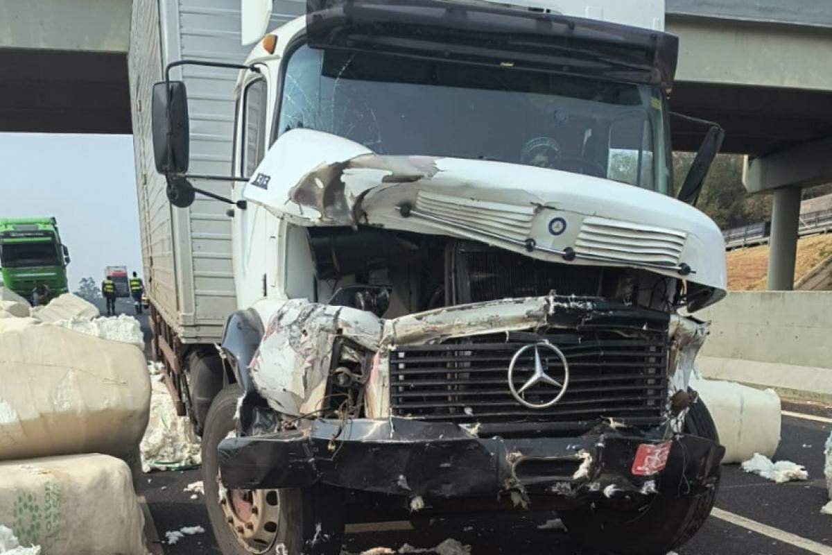 Caminhão-baú atingido pela carga de algodão que caiu da carreta