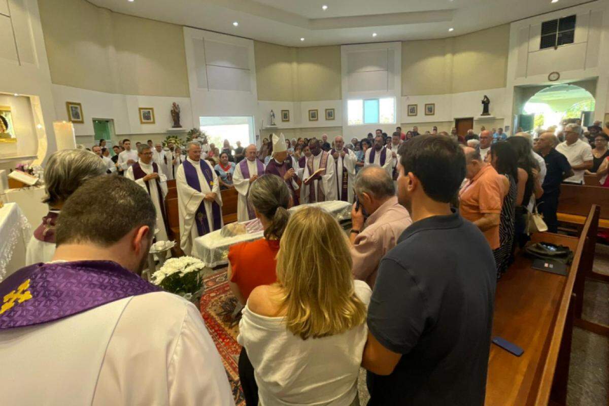 Paróquia Santa Edwiges em Franca na tarde desta quinta-feira, 12: adeus emocionado ao padre Luiz Maurício Cardoso Lemos