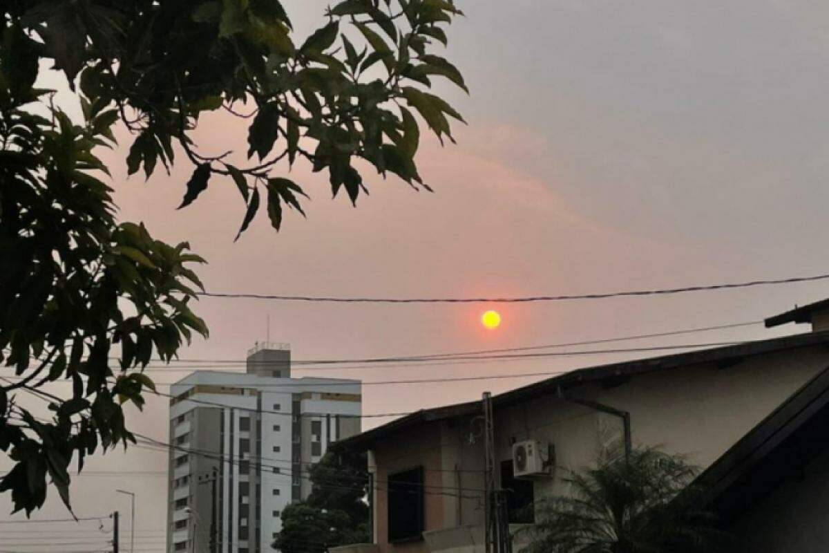 Há dias, alta concentração de partículas em suspensão deixam o pôr do sol alaranjado em Bauru