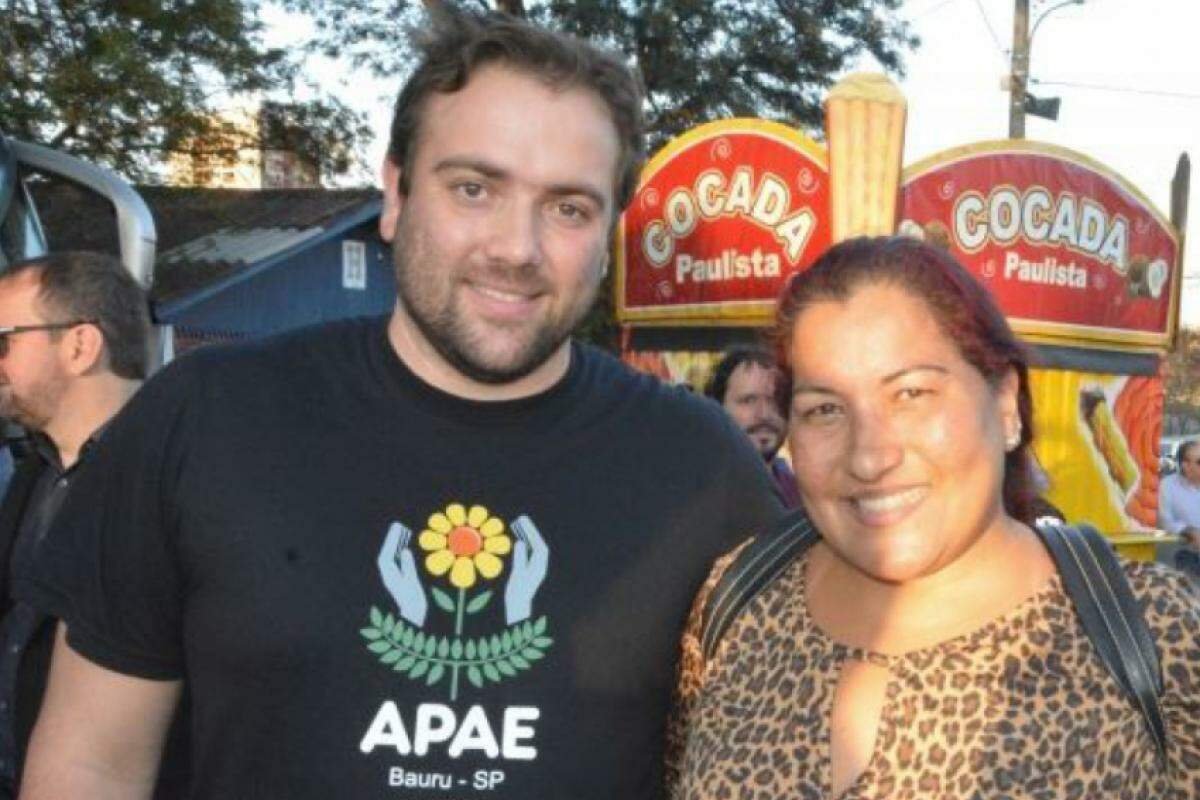 Claudia Lobo ao lado do presidente da Apae de Bauru Roberto Franceschetti Filho