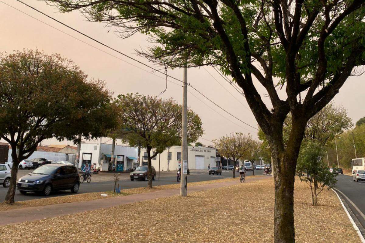 Céu visto da avenida Emílio Paludetto, em Franca; incêndios continuam na região