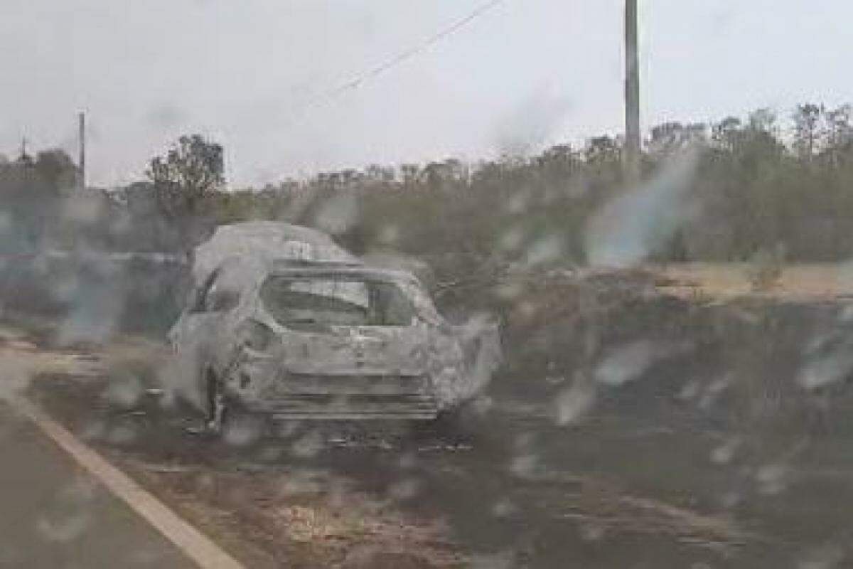 O motorista tentou controlar as chamas, mas elas consumiram o carro rapidamente