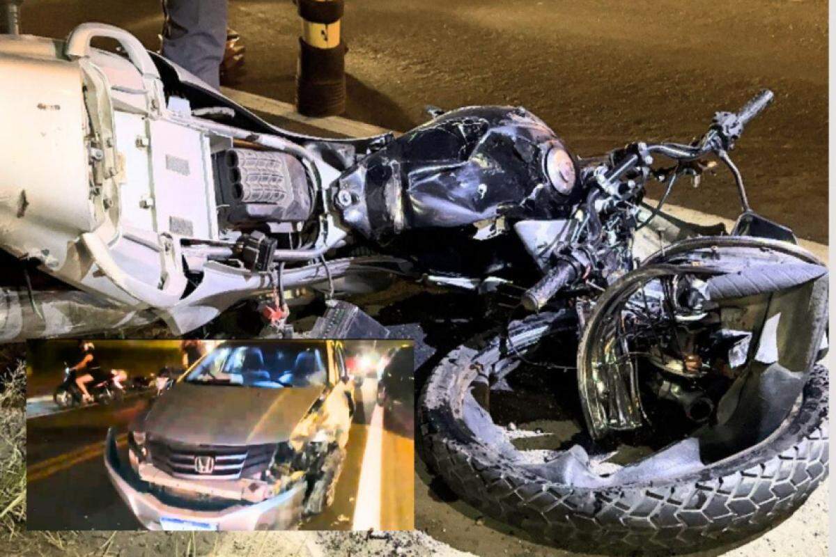 A motocicleta ficou destruída após a colisão na rodovia 