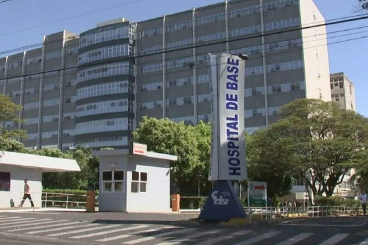 Idoso foi socorrido e levado ao Hospital de Base, onde recebeu atendimento médico intensivo