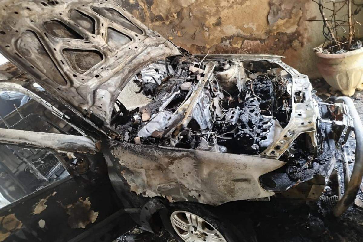 Carro estava dentro de garagem da residência quando começou o incêndio