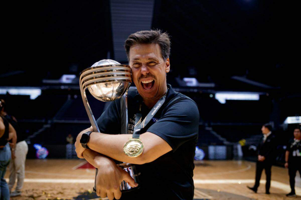 Helinho Garcia coleciona títulos como técnico do Sesi Franca; dentre as conquistas, está a Copa Intercontinental da Fiba