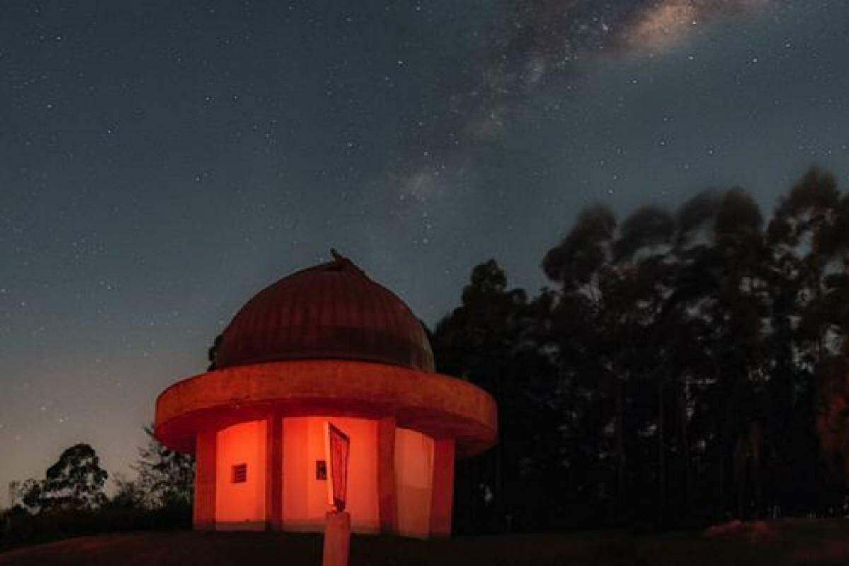 Suspensão foi necessária devido à magnitude do incêndio, que ameaçou diretamente a estrutura do observatório e comprometeu a segurança dos visitantes.