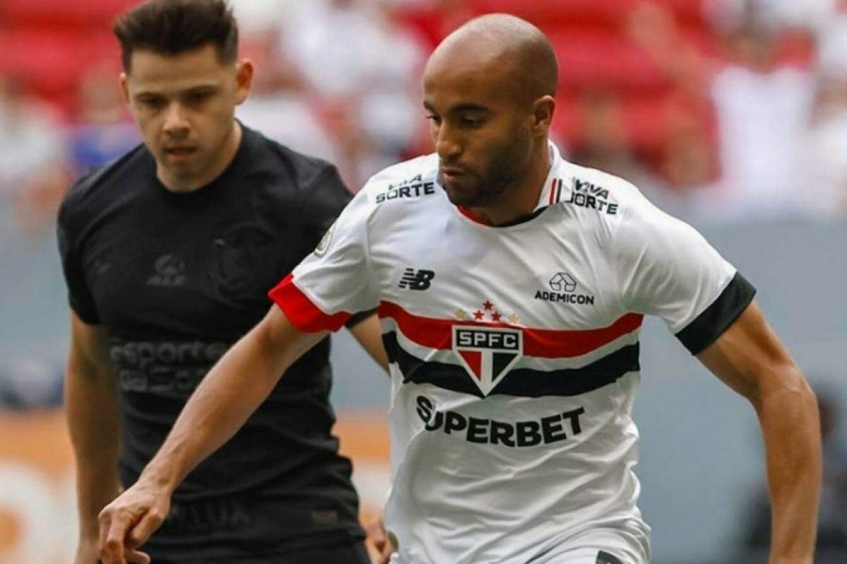 Romero e Lucas dosputam a bola no clássico