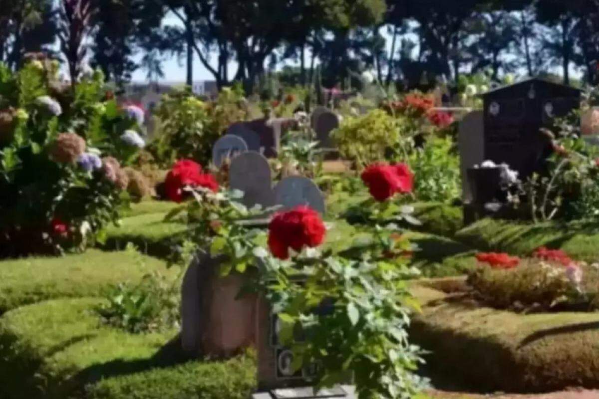 Lápides e flores no cemitério Santo Agostinho, em Franca