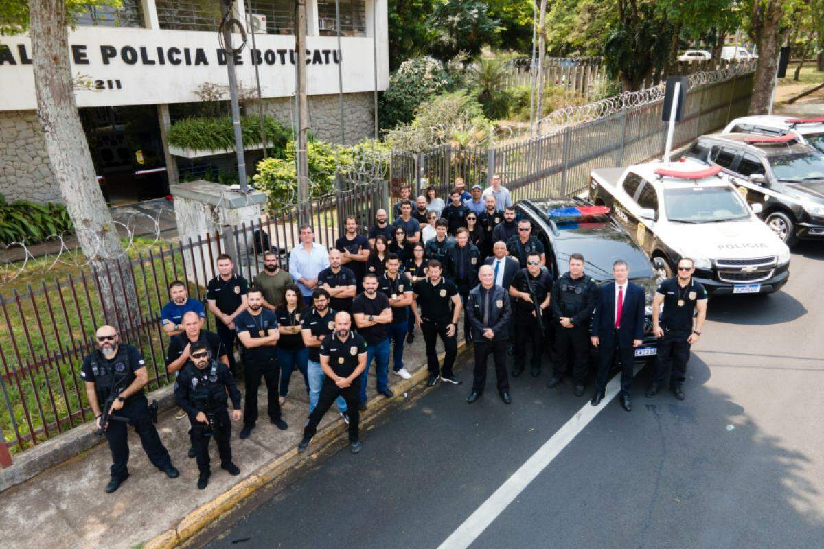 Delegado seccional Lourenço Talamonte Netto e delegados assistentes e chefes dos escrivães e investigadores receberam os novos servidores