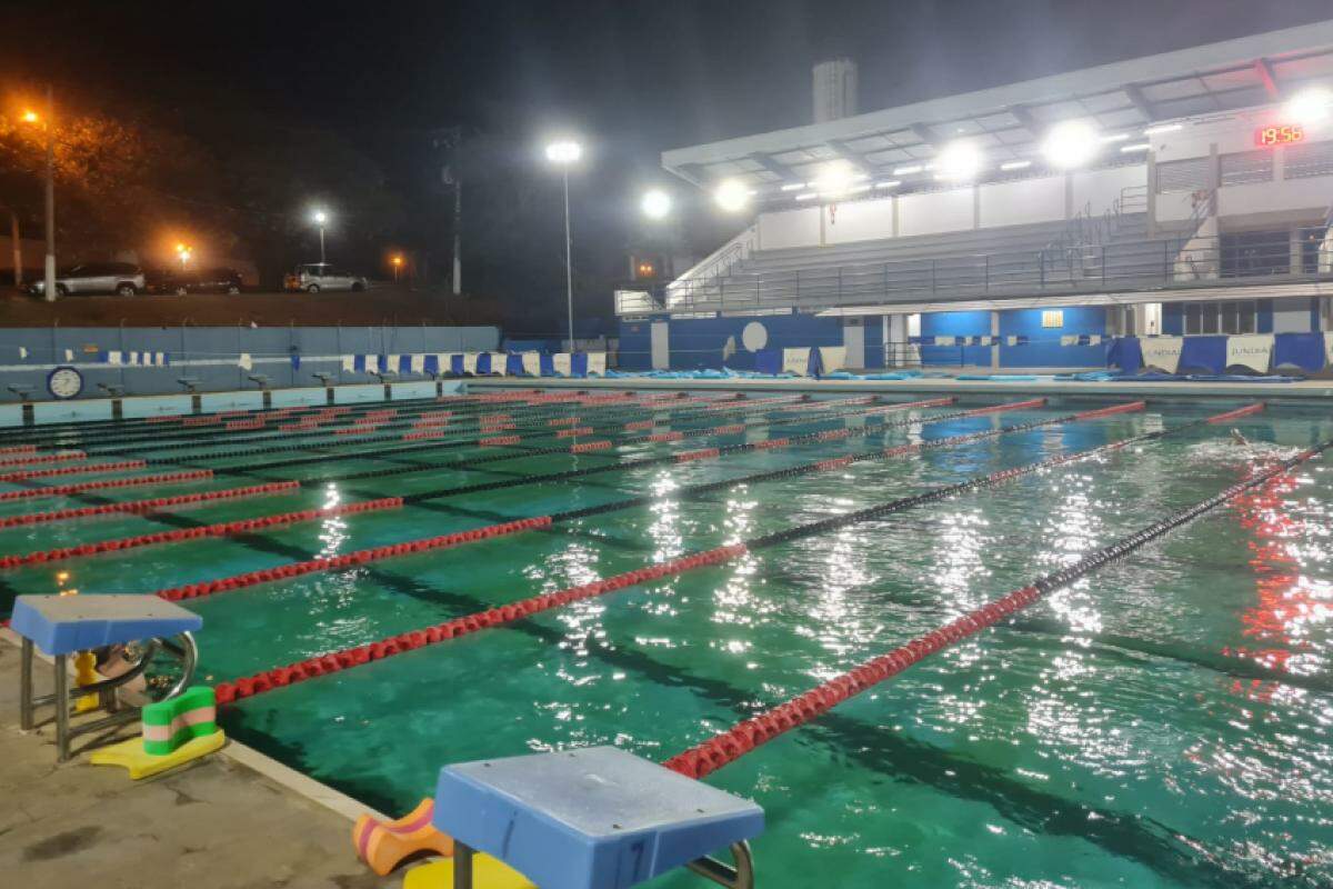 Desde o início desta semana, a água da piscina do Bolão está esverdeada