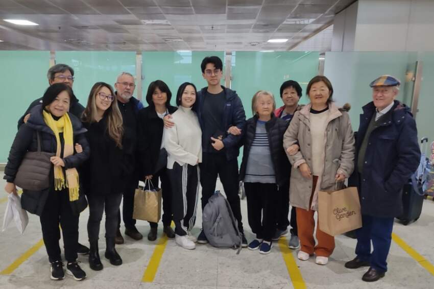 Pedro Kenzo Muramatsu Carmo com a família, antes de seguir para Genebra; no detelhe, seu crachá do Cern