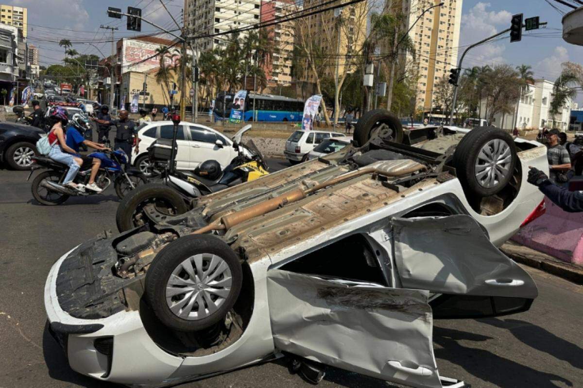 Após o choque, o Toyota Yaris capotou na avenida 