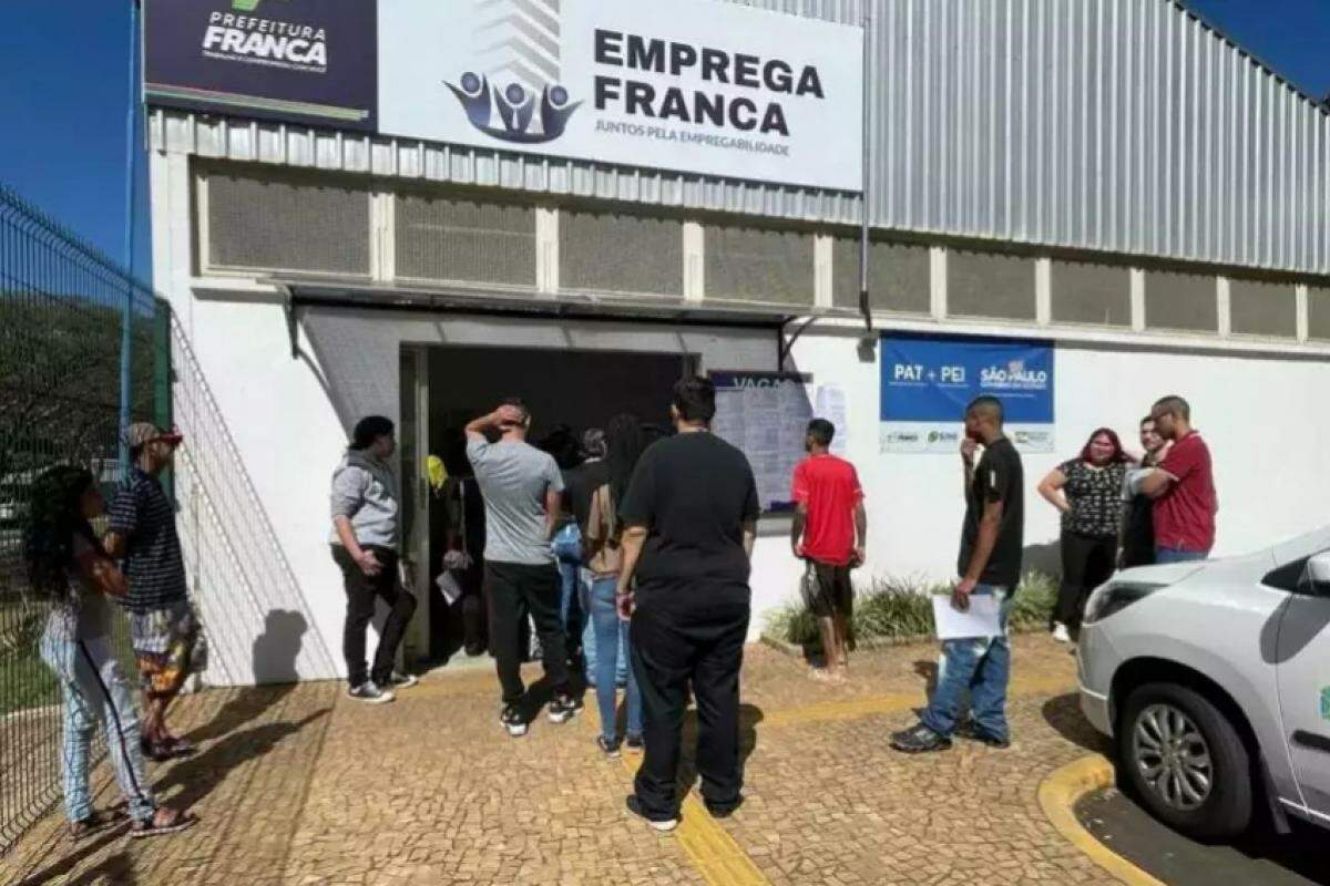 A sede do PAT e do Emprega Franca fica em um prédio anexo à rodoviária de Franca