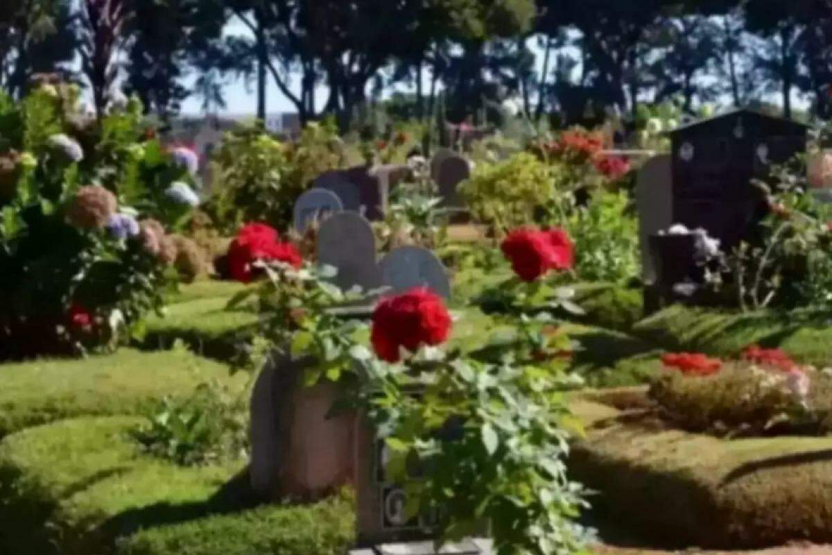 Lápides e flores no cemitério Santo Agostinho, em Franca