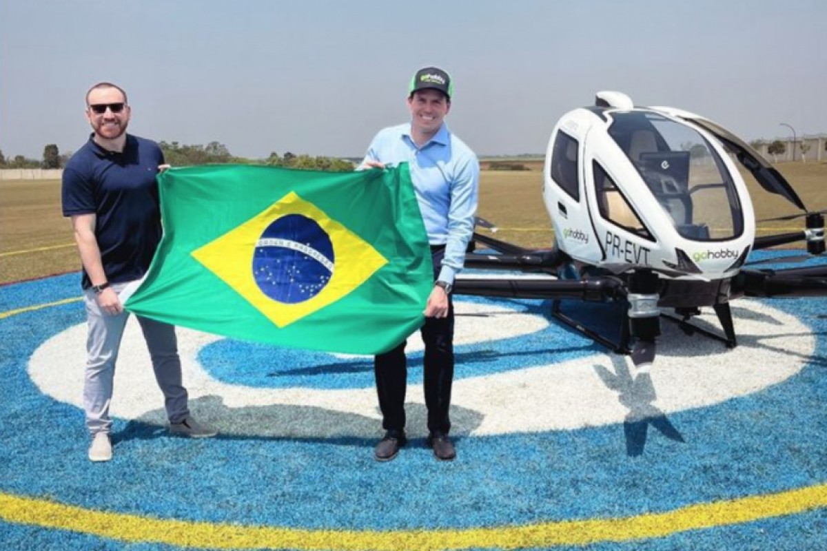 A aeronave decolou por volta das 11h30 desta sexta e sobrevoou o Aeroquadra, aeroclube localizado em Quadra (SP).