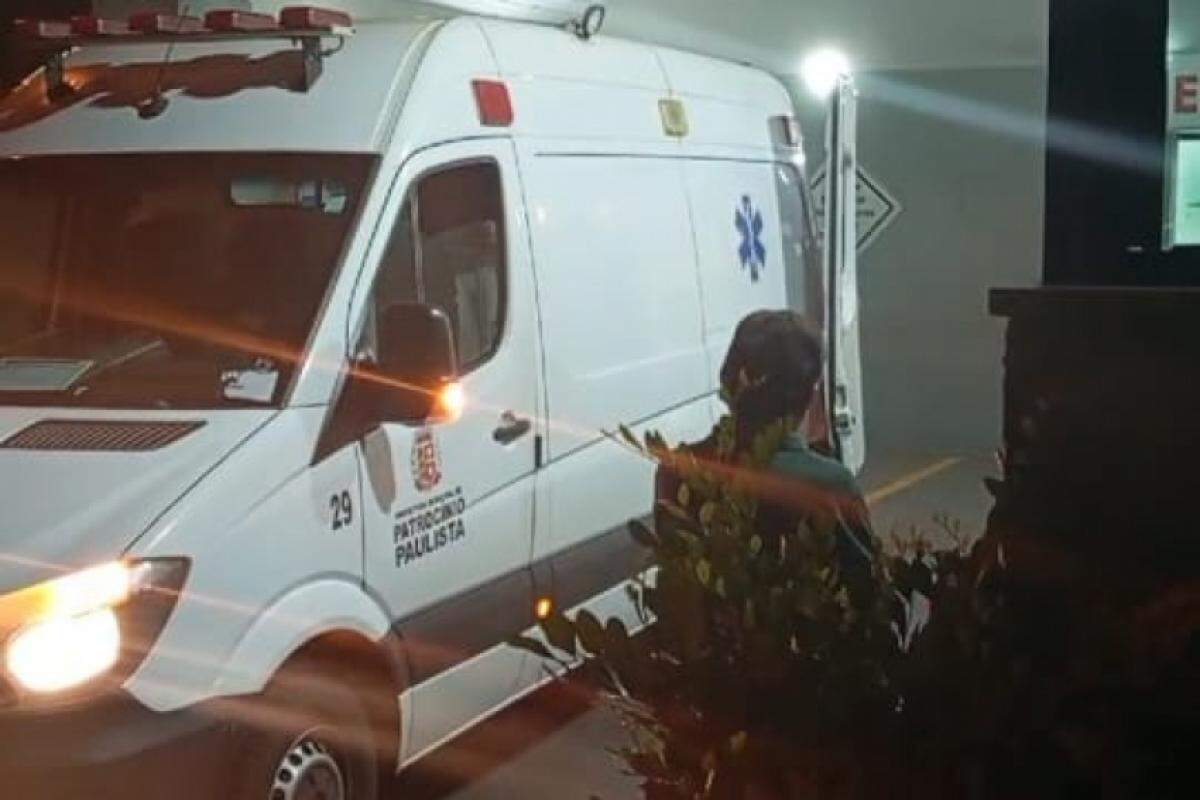 Ambulância chega ao Hospital São Joaquim com um dos feridos