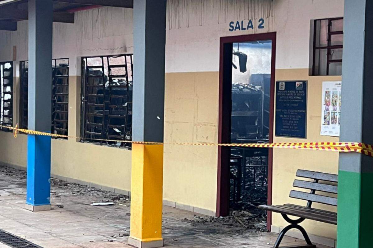 Duas salas inteiras e parte de uma terceira foram destruídas. TCE diz também que escola incendiada estava sem mangueira