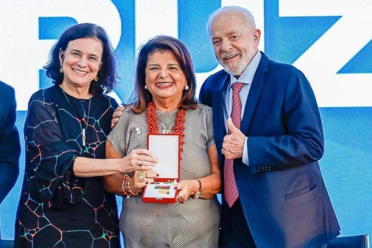 Luiza Helena entre o presidente Lula e a ministra Nísia durante homenagem em Brasília