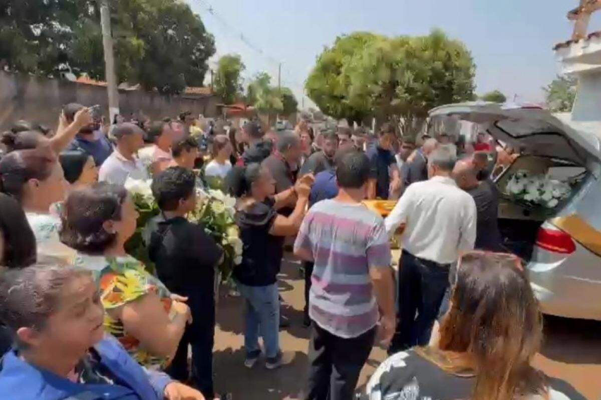 Cortejo se deu início em frente à escola até o cemitério municipal da cidade, e foi marcado por música, motocicletas e orações