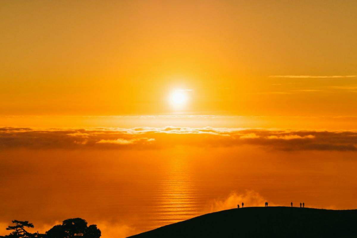 Com o horário de verão, o período do dia coberto com luz natural aumenta, o que pode reduzir demanda por energia.