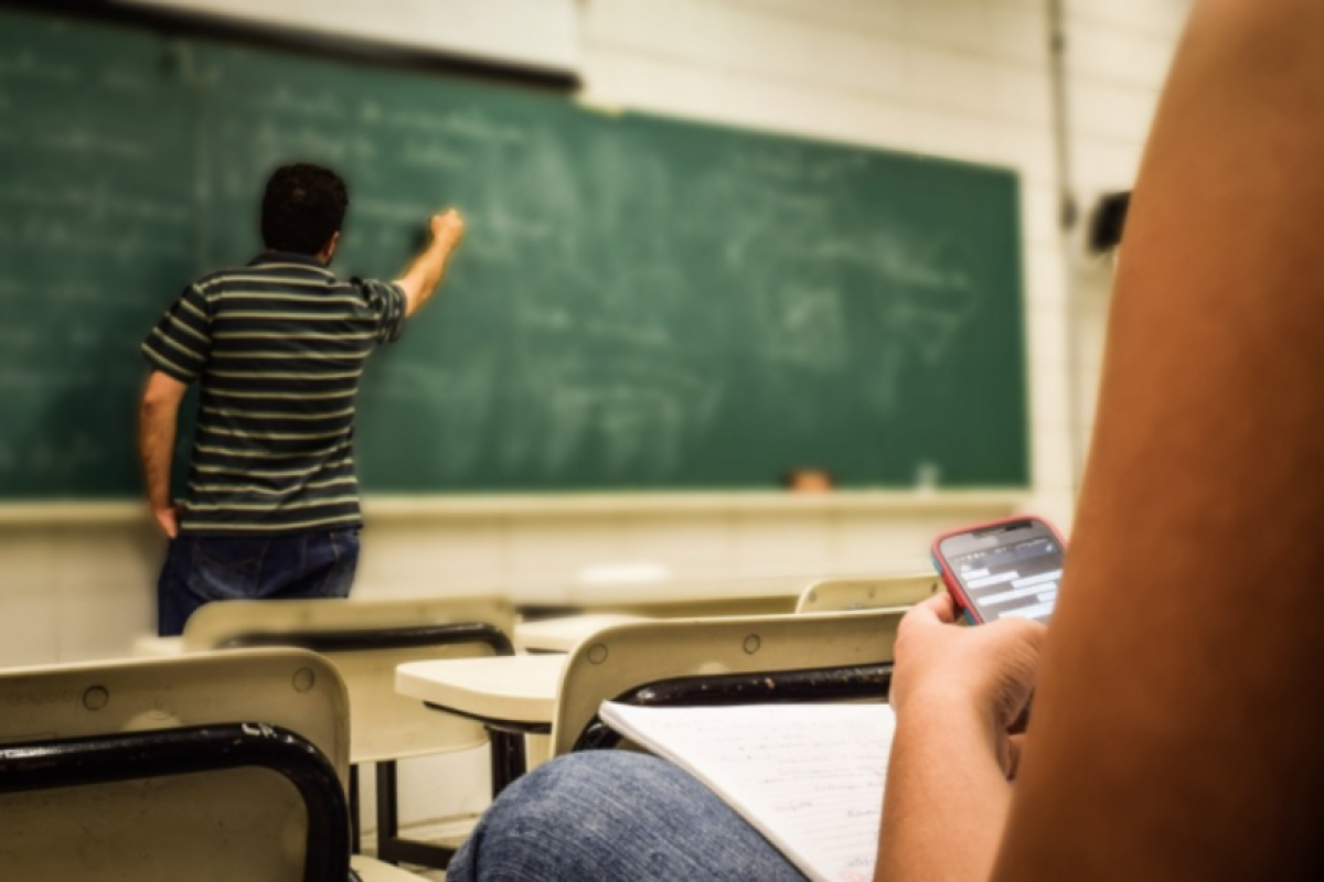  Um entre quatro países já proíbem ou têm política de redução de celular em sala de aula.