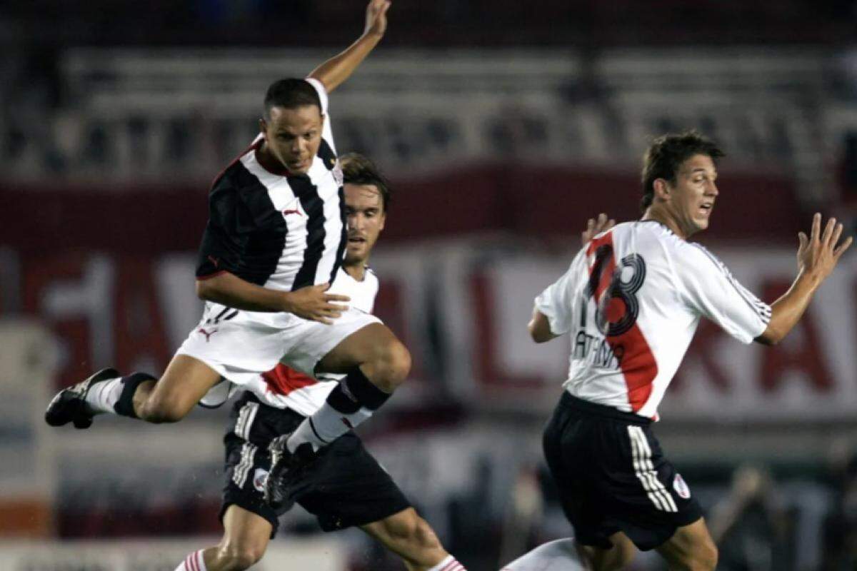 O colombiano León Muñoz em ação no jogo entre Paulista e River Plate, pela Libertadores em 2006