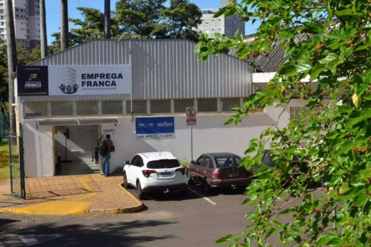 A sede do PAT e do Emprega Franca fica em um prédio anexo à rodoviária de Franca, na rua Professor Laerte Barbosa Cintra, no Residencial Baldassari