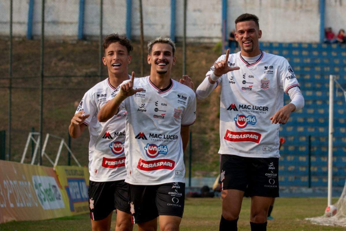 Jogadores do Paulista comemoram um dos gols do Galo neste sábado