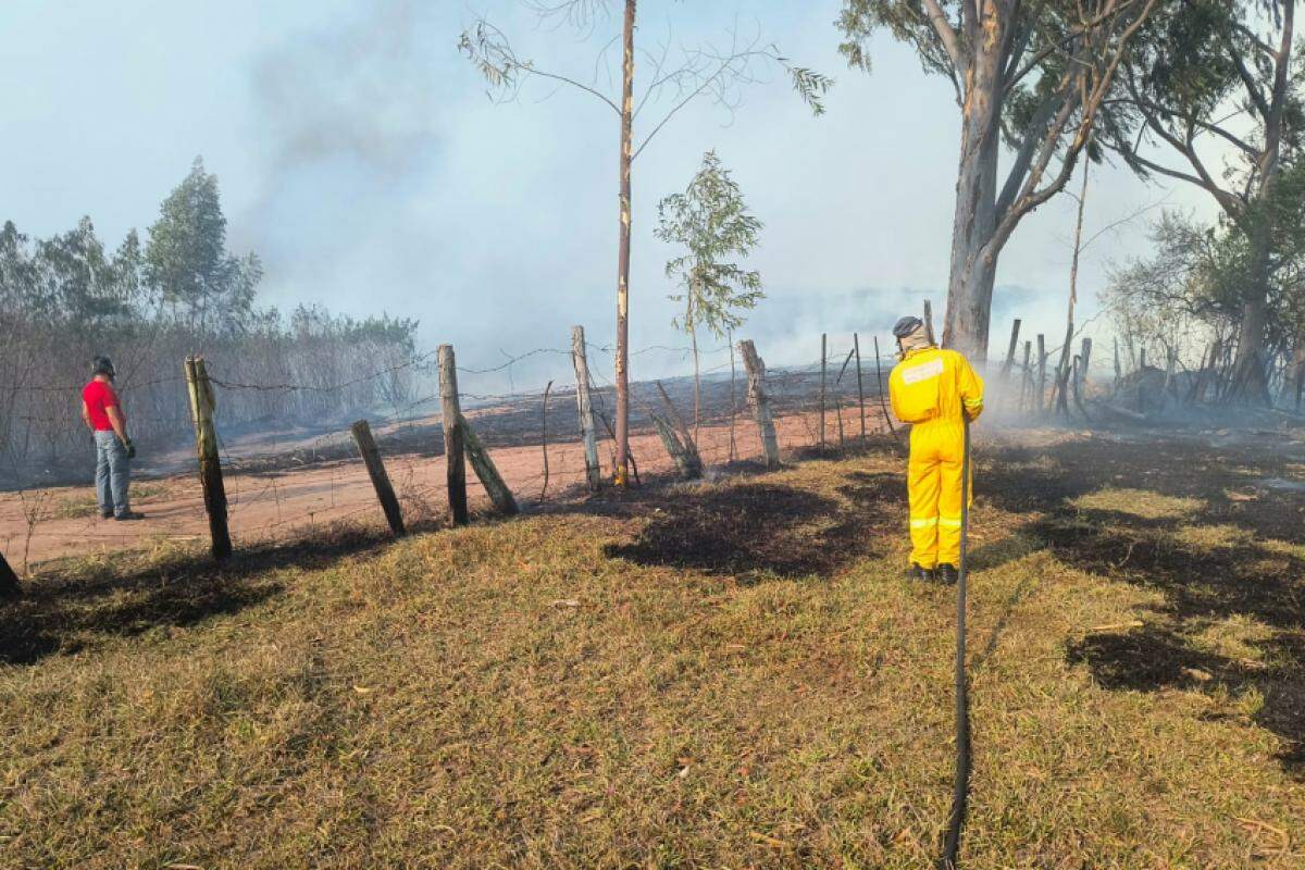 O combate às chamas é feito por três equipes do Corpo de Bombeiros