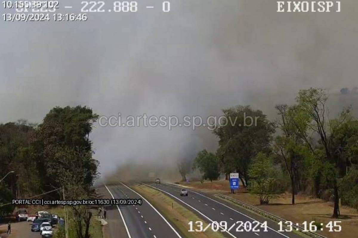 Fogo teve início por volta das 12h desta sexta e acabou atingindo o canteiro lateral e se espalhando para o outro lado da rodovia