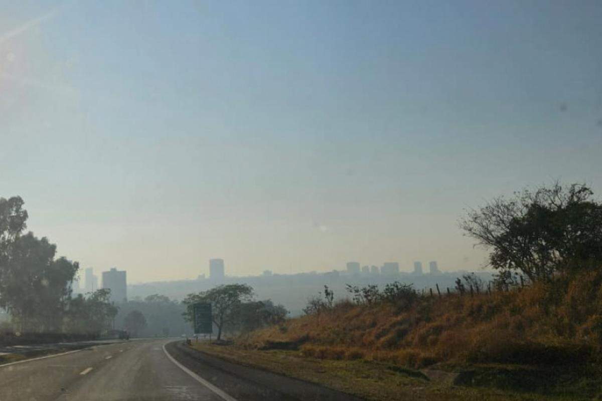 Franca vista a partir da rodovia Fábio Talarico: fumaça encobre prédios