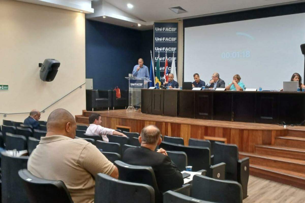 Vereadores na sessão da Câmara, durante a manhã desta terça-feira