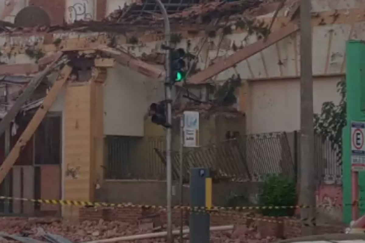 Conforme divulgado pelo JC, o fato ocorreu por volta das 17h20. Segundo os bombeiros, o prédio abrigou uma casa de shows