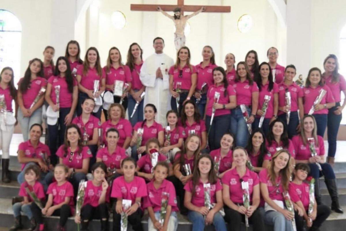 Participantes da cavalgada organizada por Flávia Garcia e Thatiana Garcia receberam as bençãos de um dos reitores do Santuário Diocesano de Santa Rita de Cássia