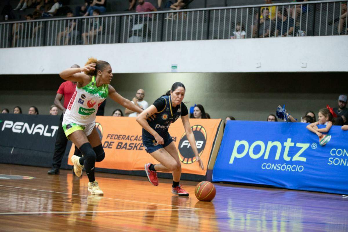 São José Basket durante jogo em Campinas