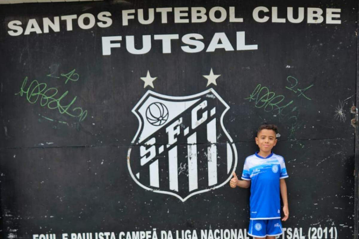 João Pedro Paulino, de Franca, posa em frente a instalações do Santos