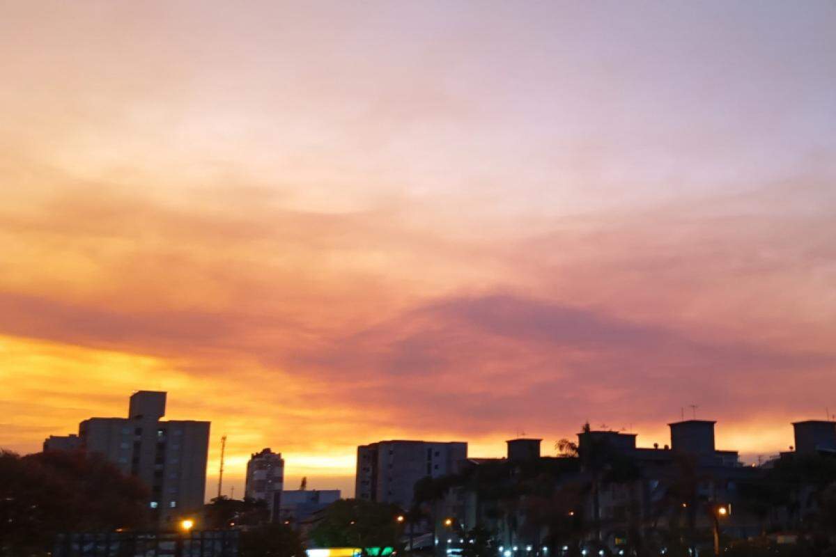 Pôr do sol visto no bairro Jardim Piratininga I 