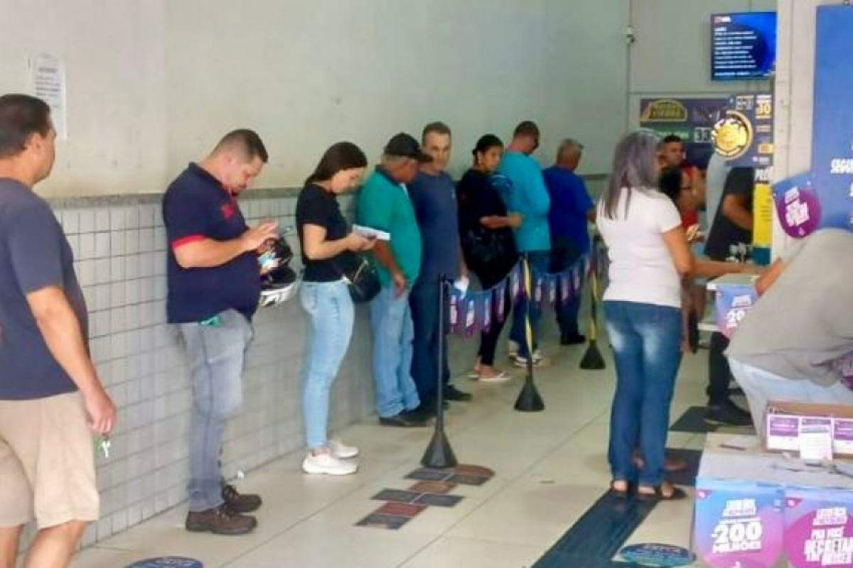 Movimento na tarde desta segunda-feira, 9, na lotérica Dom Pedro 