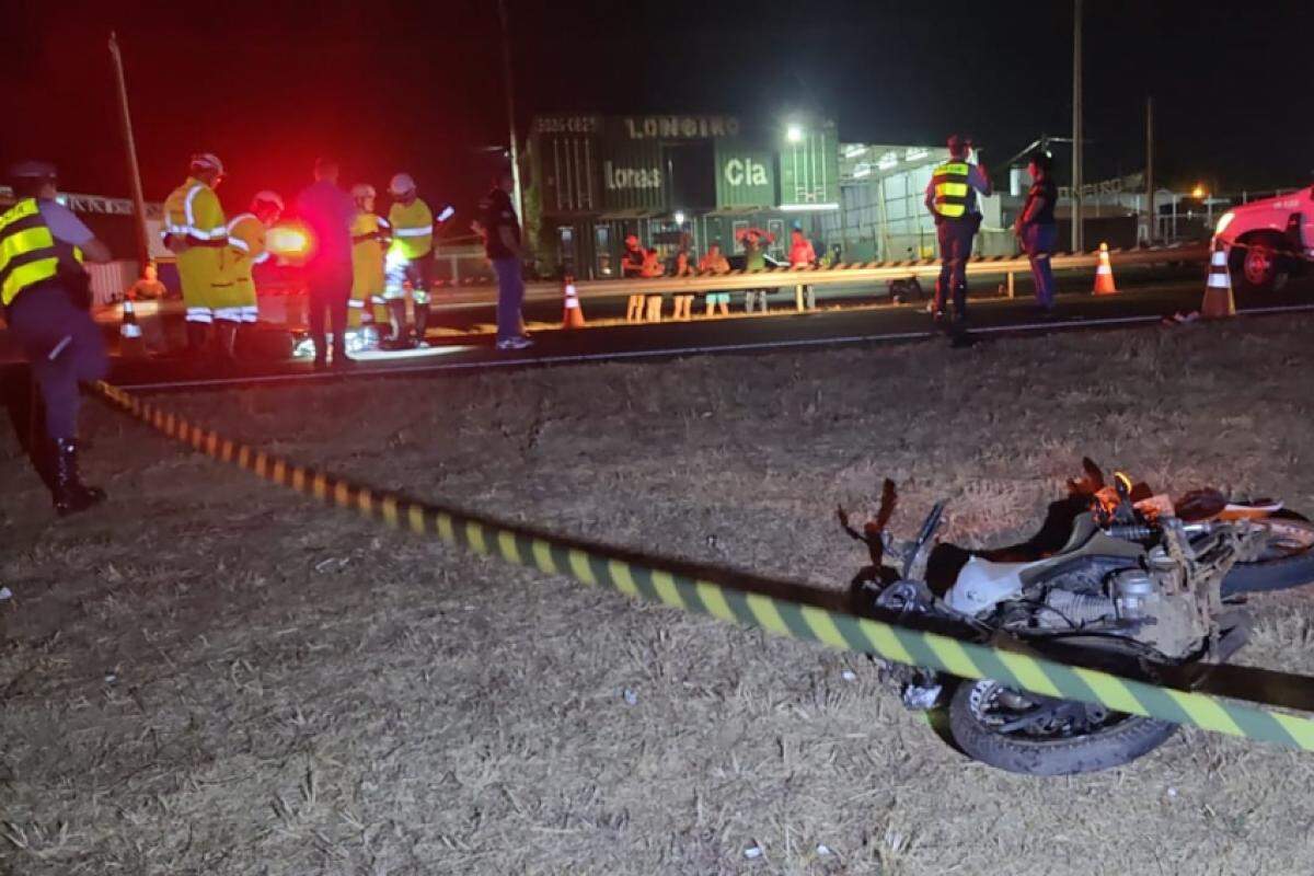 O trecho foi isolado pela Polícia Militar Rodoviária e pelo DER (Departamento de Estradas e Rodagem)