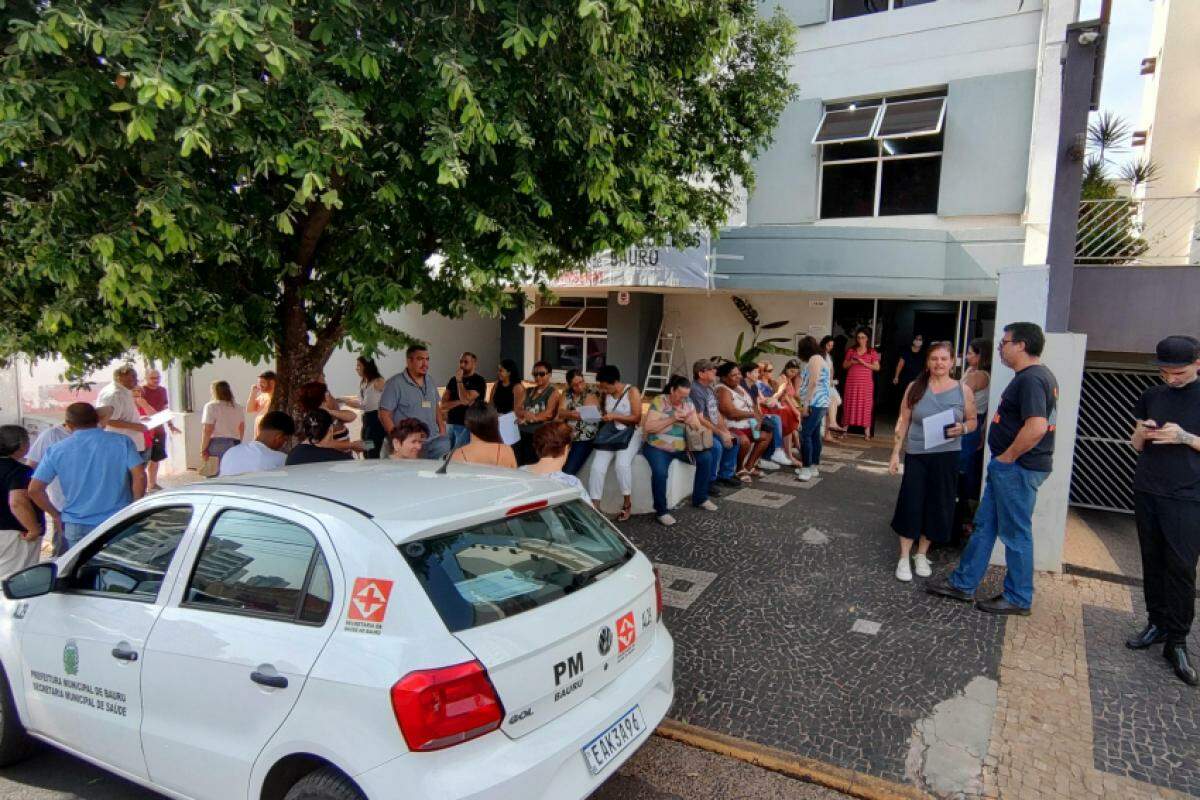 Servidores em frente à sede do DSC, na Machado de Assis