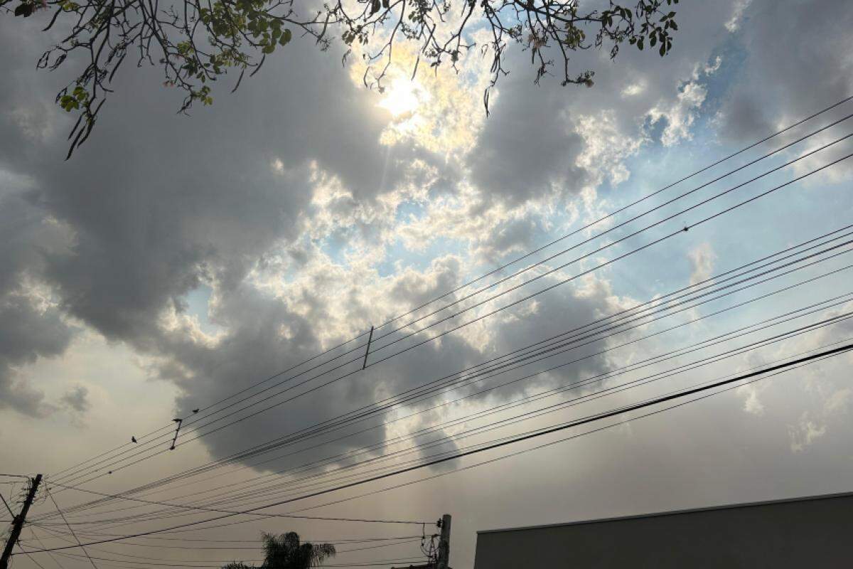 Céu visto da região central de Franca, onde chuviscos foram relatados durante a tarde desta quarta-feira, 18