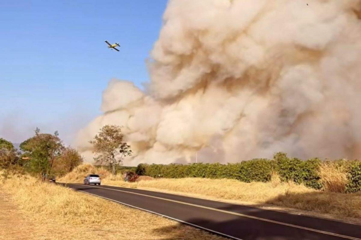 Aeronave sobrevoa Pedregulho e ajuda no combate às queimadas neste sábado, 14