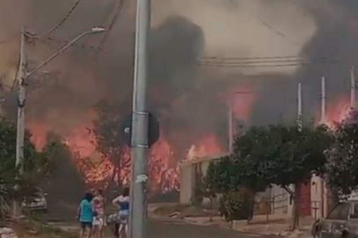 A fumaça da queimada pode ser vista de diversas partes da cidade