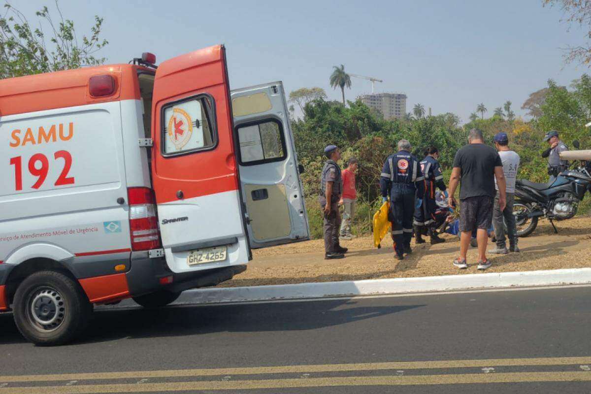 Motociclista é socorrido pela equipe do Samu  (Serviço de Atendimento Móvel de Urgência)