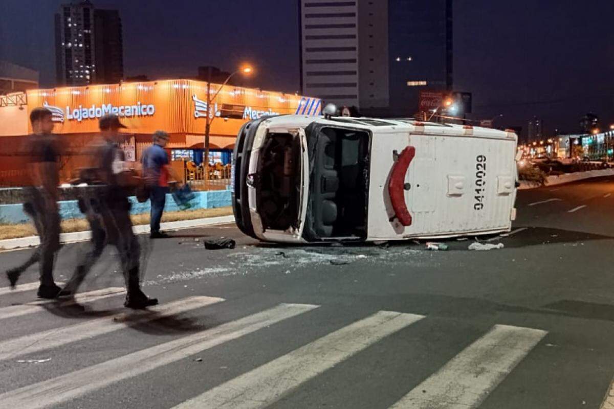 Com o forte impacto, a ambulância tombou no cruzamento das avenidas Alonso y Alonso e Champagnat